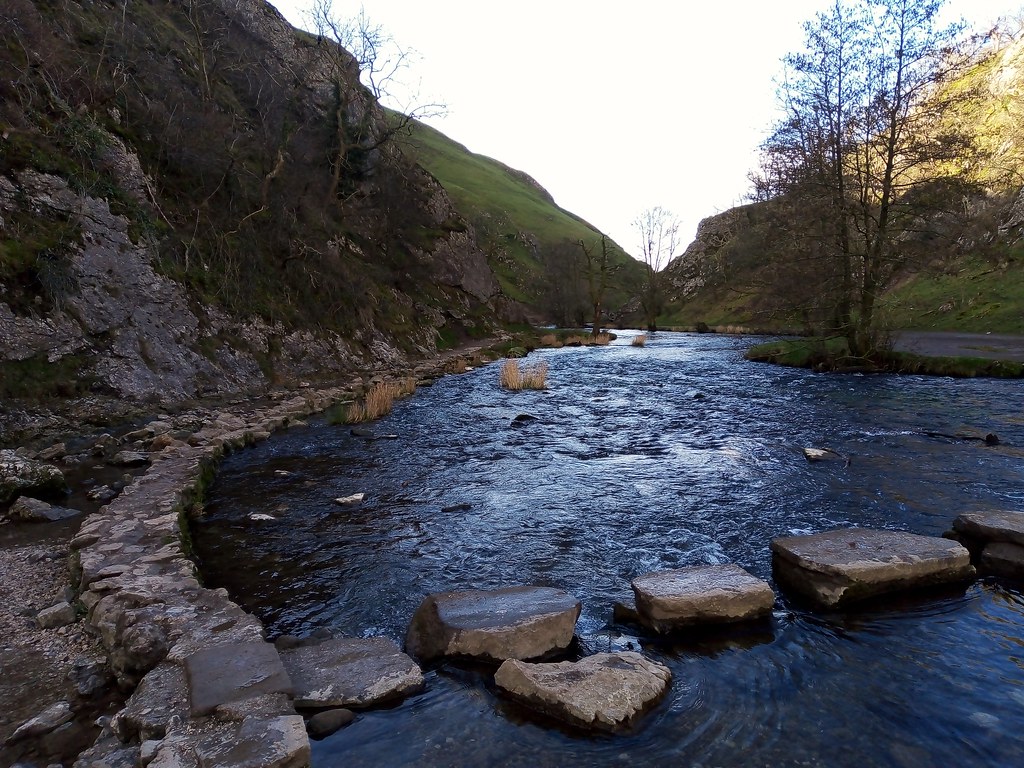Piedras de paso cruzando un río de montaña